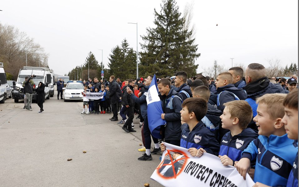 Протест пред сградата на БФС В Бояна1