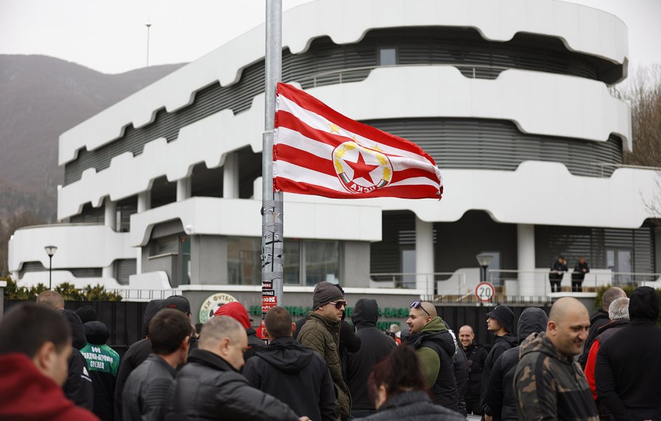 Протест пред сградата на БФС В Бояна1