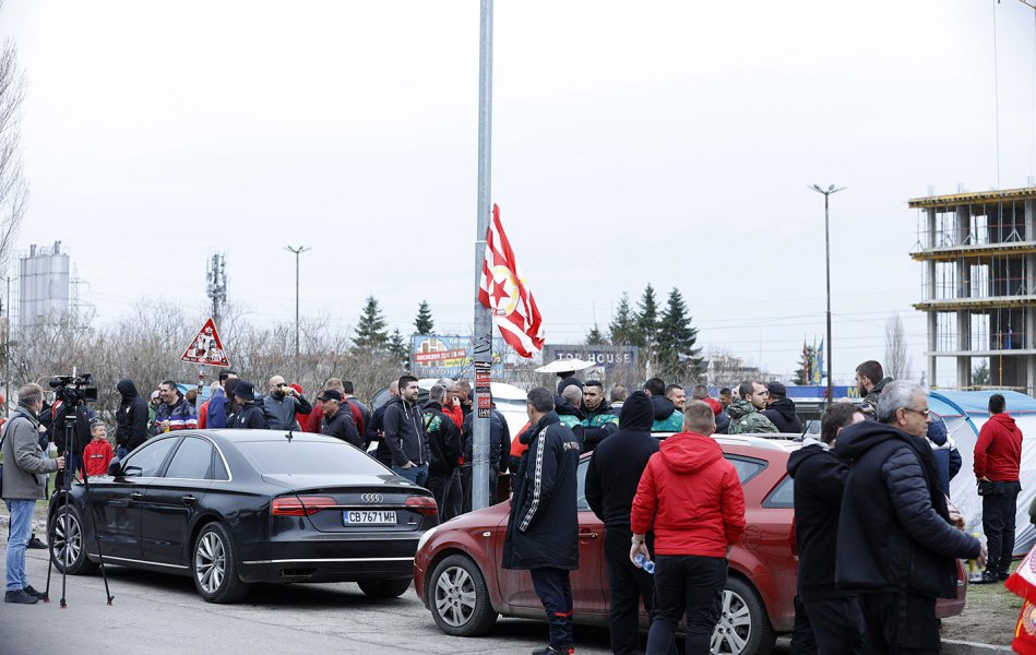 Протест пред сградата на БФС В Бояна1