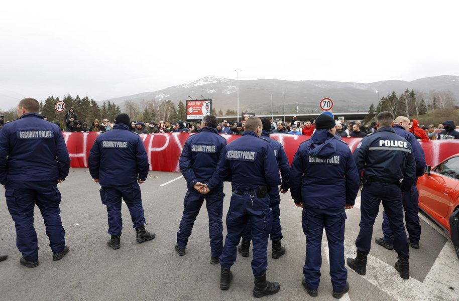 Протест пред сградата на БФС В Бояна1