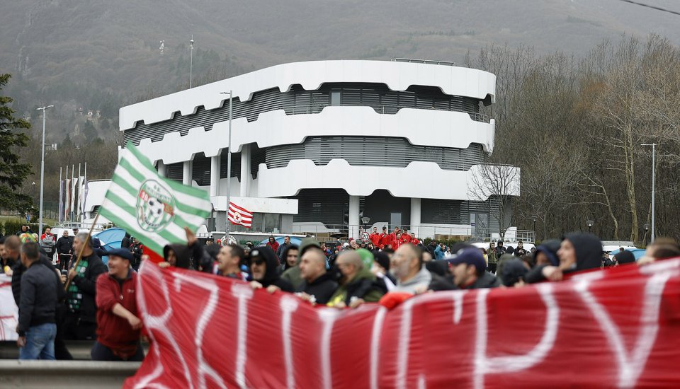 Протест пред сградата на БФС В Бояна1
