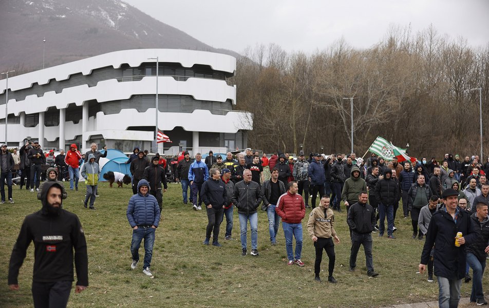 Протест пред сградата на БФС В Бояна1