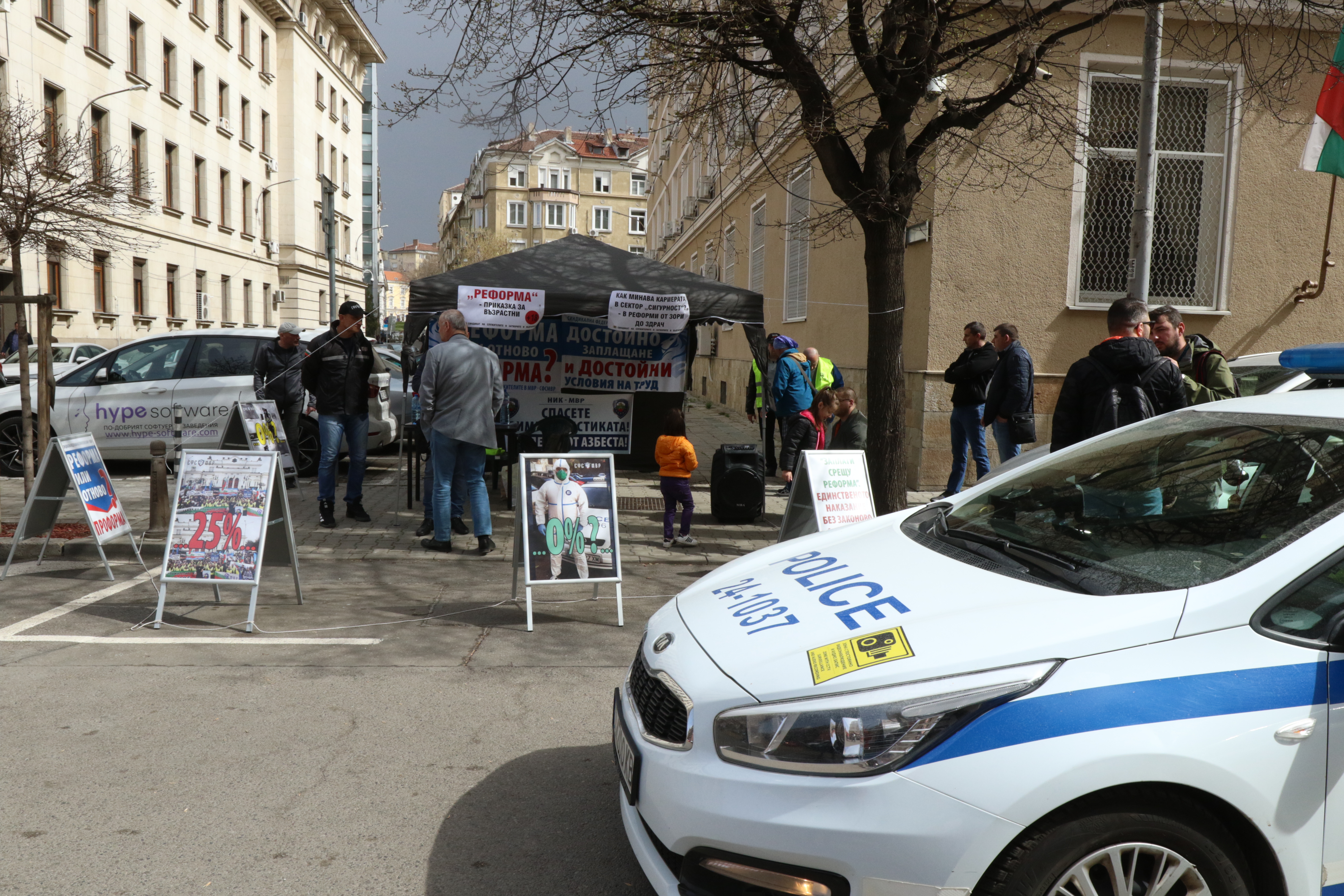 <p>Полицаи и надзиратели издигнаха палатков лагер пред Министерството на финансите</p>