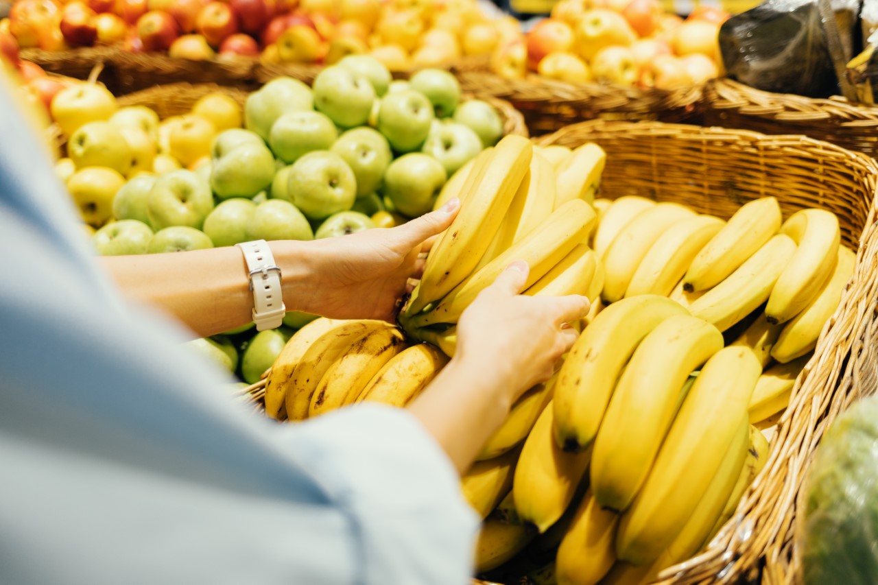 <p><strong>Банани</strong></p>

<p>Бананите са отличен източник на хранителни вещества, включително витамин С, витамин В6 и калий. В 100 грама банани се съдържат 2,6 грама фибри.</p>