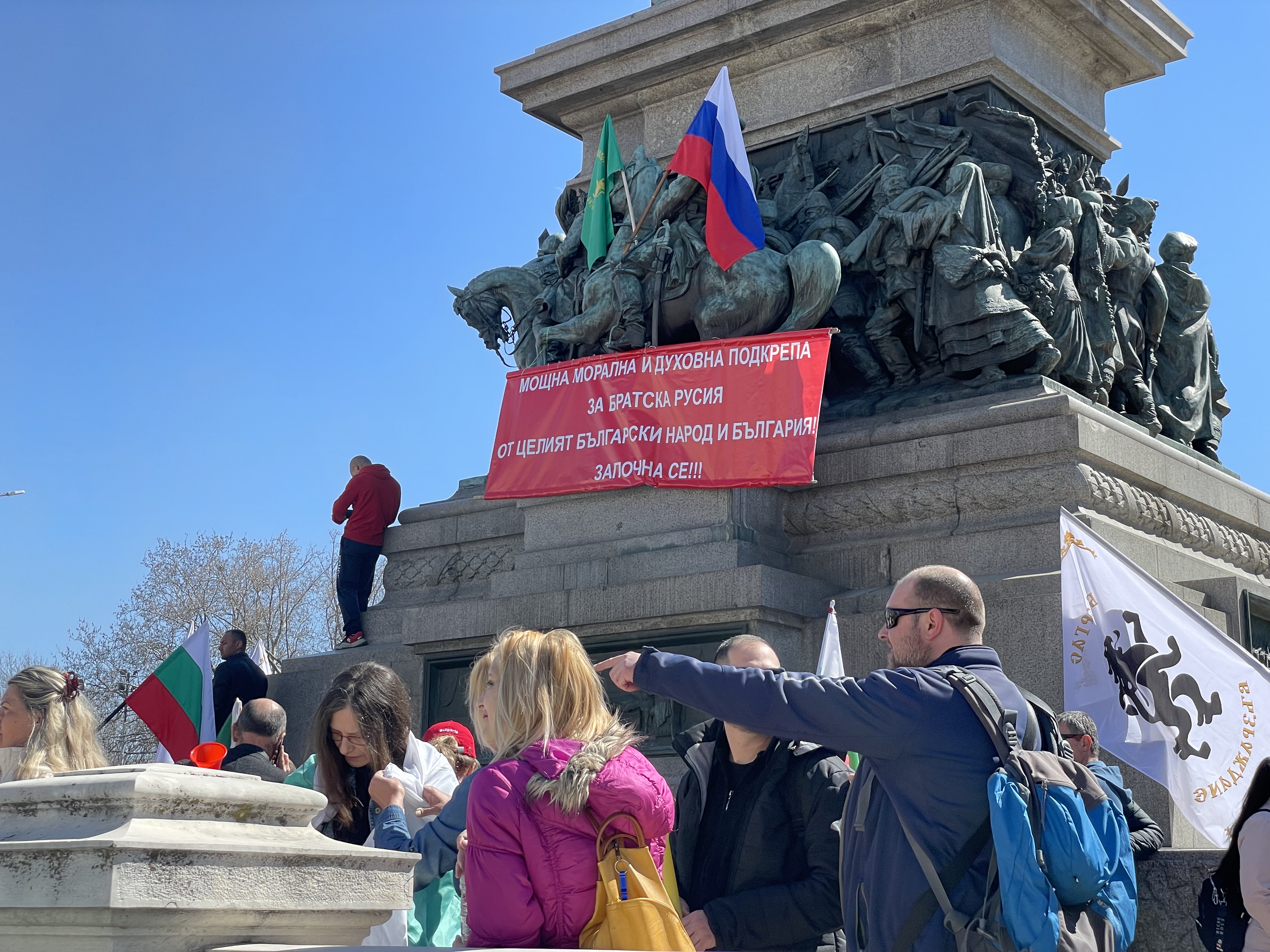 <p>Автобуси докараха привърженици на &quot;Възраждане&quot; за протест пред сградата на парламента. Сред тях има такива с изписан символ &quot;Z&quot; на гърбовете</p>