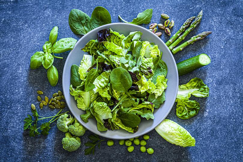 <p><strong>Зелени листни зеленчуци</strong></p>

<p>Имате много възможности за избор на зеленчуци, които действително помагат да запазите красивата си коса. Всички зелени листни зеленчуци са начело на списъка. Зелените листни зеленчуци като зелен магданоз и спанак и растителните продукти (соя, бял боб, пасирани ядки, кайсии и смокини) са богати на желязо, което предотвратява косопада и чупливостта на косата. Затова включете тези храни в диетата си за здравословен растеж на косата.</p>