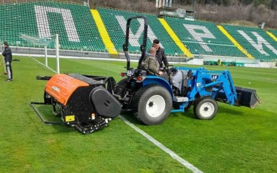 Стартира процес по обновяване на тревните площи на стадион "Христо