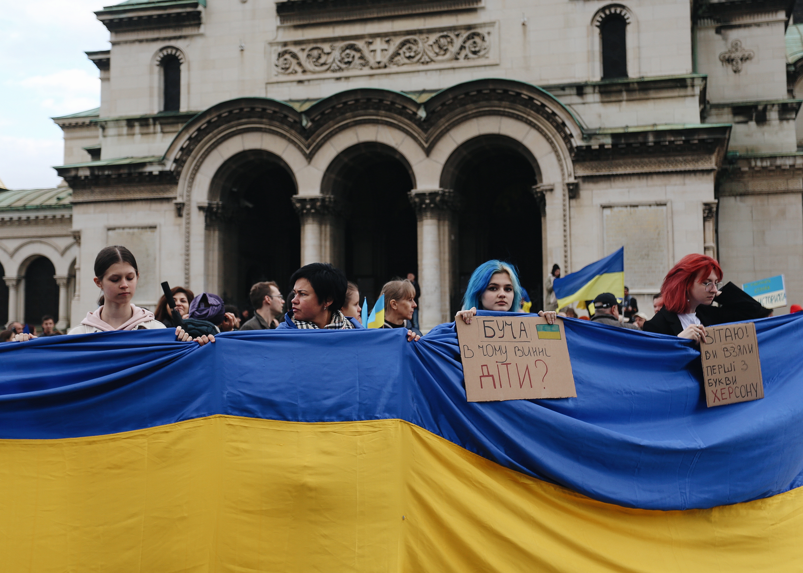 <p>Граждани се събраха на мирна демонстрация в центъра на София, за да изразят подкрепата си за Украйна. Демонстрацията е под наслов &bdquo;Ние не сме неутрални&ldquo;, организирана е в социалната мрежа Фейсбук, а част от хората настояват България да окаже военно-отбранителна помощ на Украйна.</p>