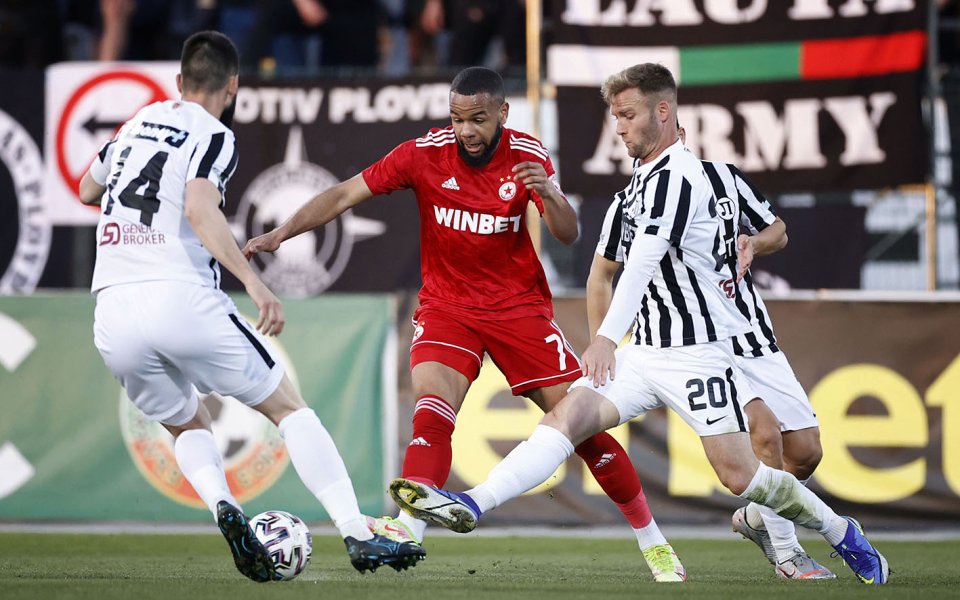 Отборите на Локомотив Пловдив и ЦСКА играят при във втория