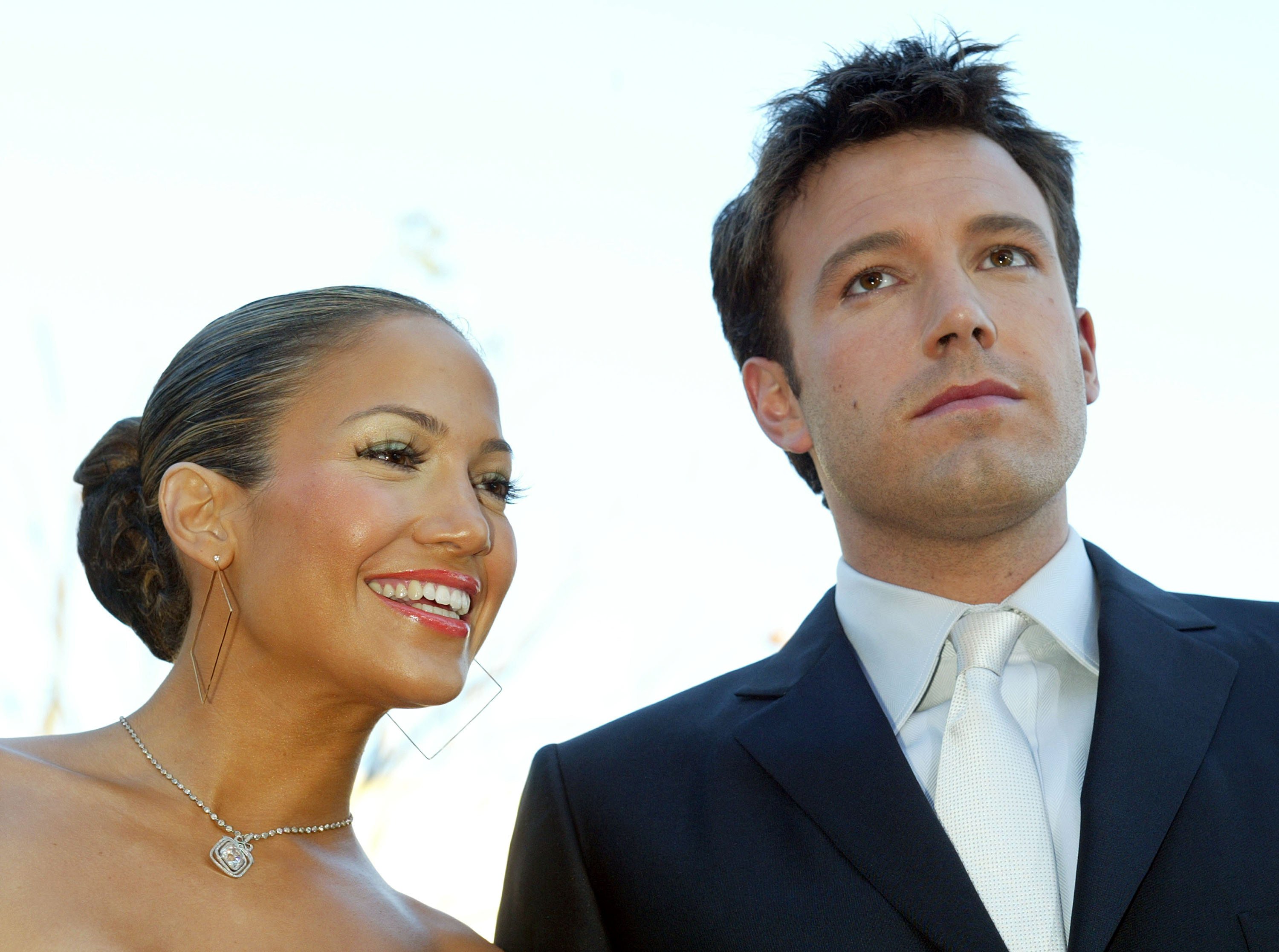 <p>20 години по-късно Дженифър Лопес и Бен Афлек са сгодени отново! Актрисата показа красивия си годежен пръстен с огромен зелен диамант. Вижте как изглеждаше двойката при първия си годеж през 2002-2003 г. и сега.&nbsp;</p>

<p>Бен и Джей Ло през 2002 - 2003 г.</p>