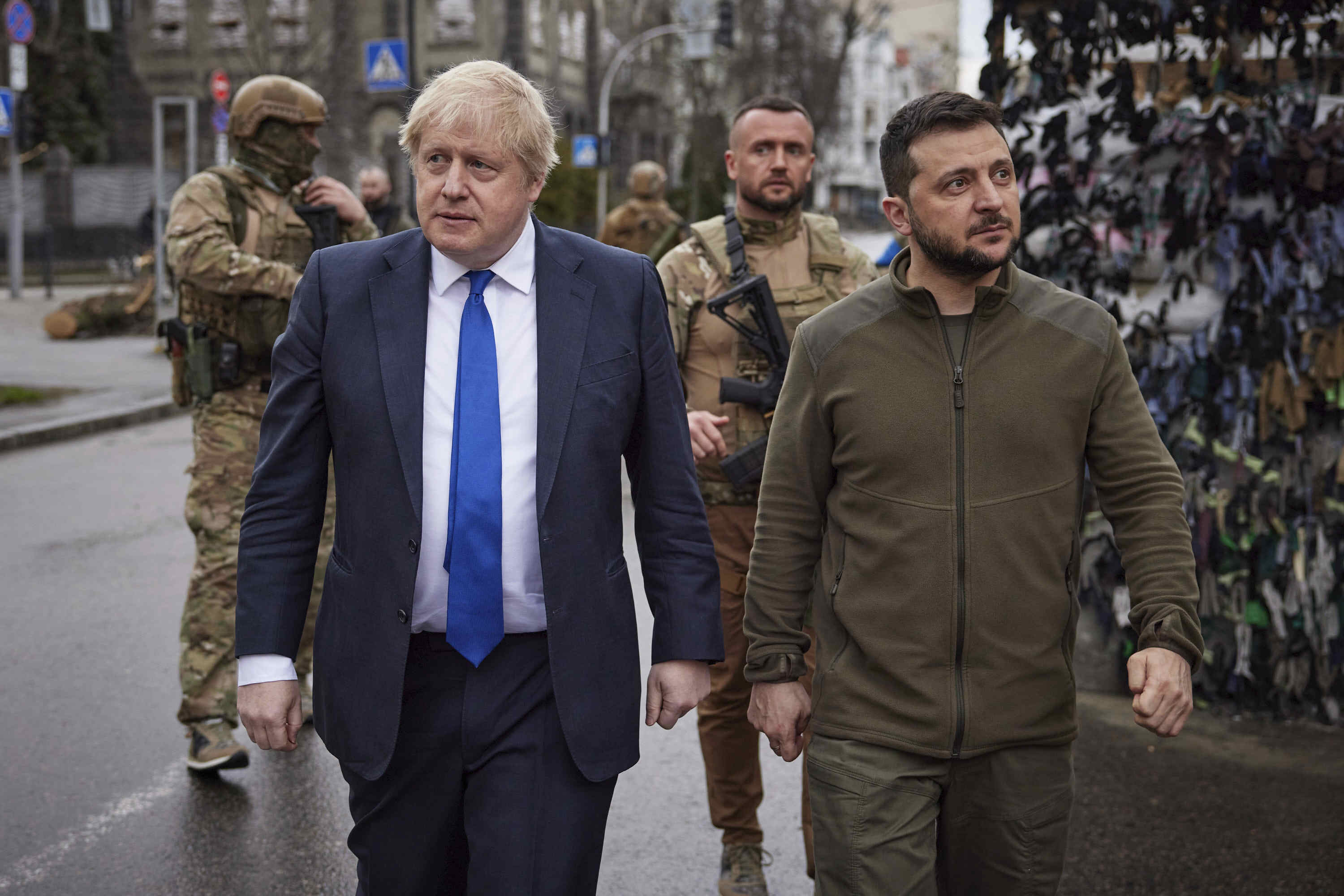 <p>Британският премиер Борис Джонсън, който посети изненадващо Украйна, и украинският президент Володимир Зеленски се разходиха заедно по улиците на Киев.</p>