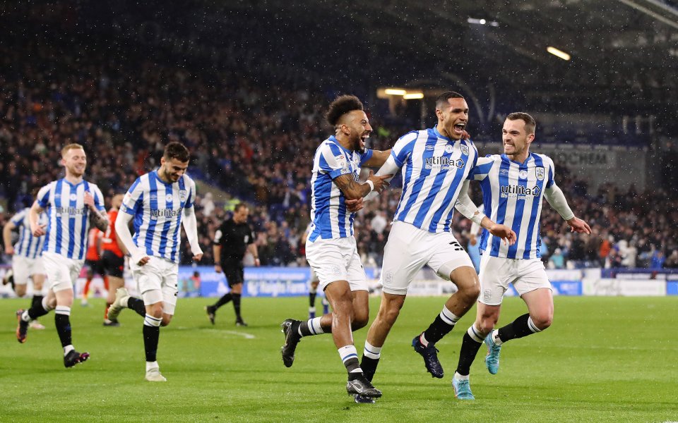 Хъдърсфийлд успя да постигне ключов успех срещу Лутън с 2:0