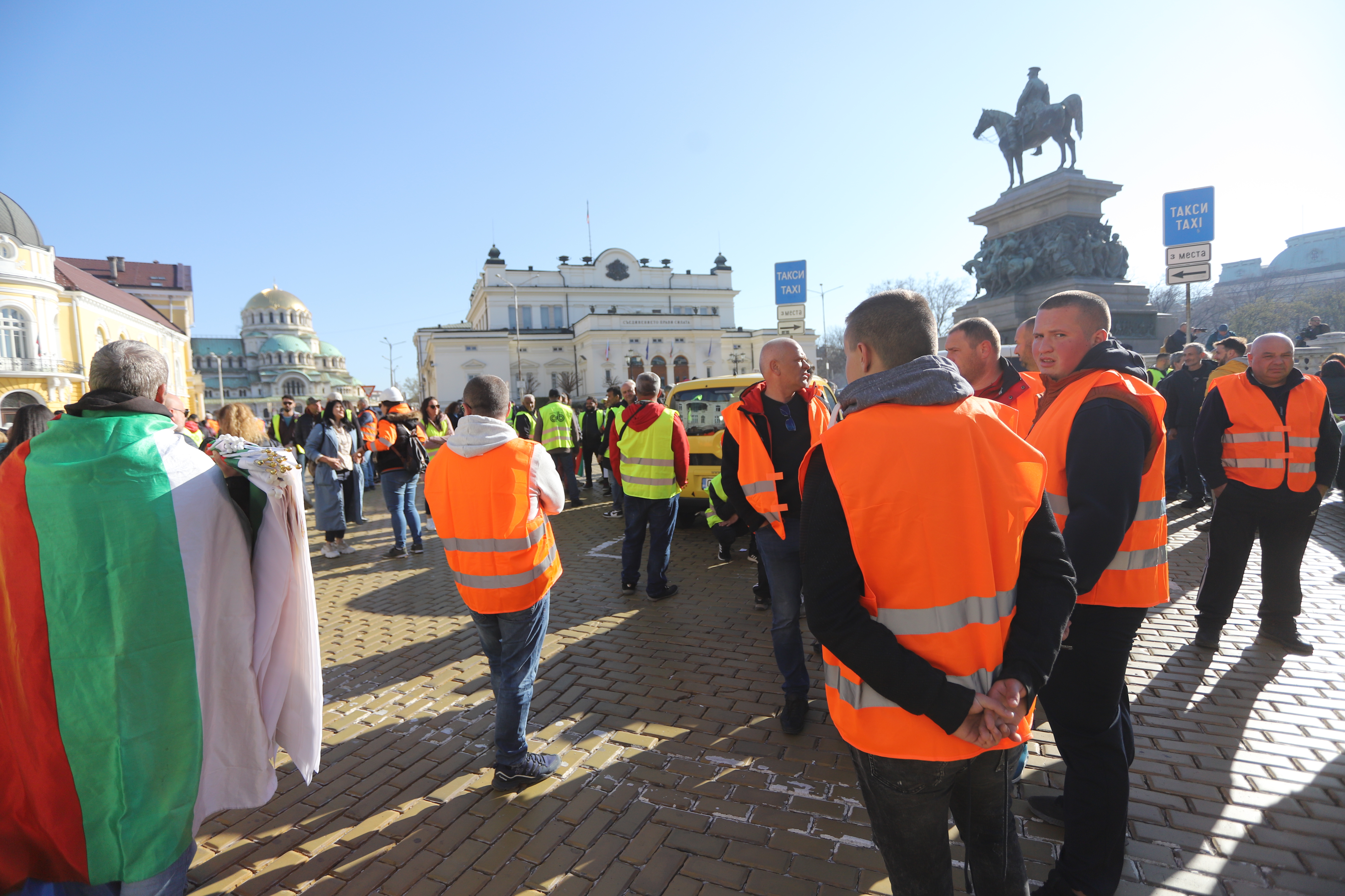 <p>Пътностроителните фирми излязоха на национален протест, организиран от Българската браншова камара &quot;Пътища&quot;, с искане да им бъдат изплатени дължимите от държавата над 1,1 млрд. лв. за извършени от тях дейности. В София хората се събраха пред Народното събрание</p>