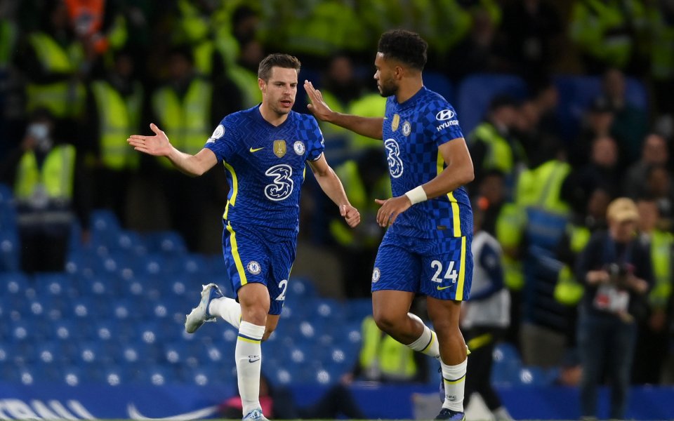 Лондонските съперници Челси и Арсенал играят при резултат 2:3 на