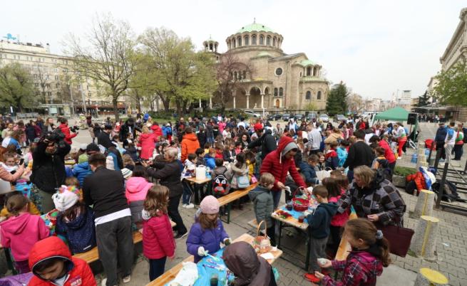 200 деца боядисват яйца на площада 