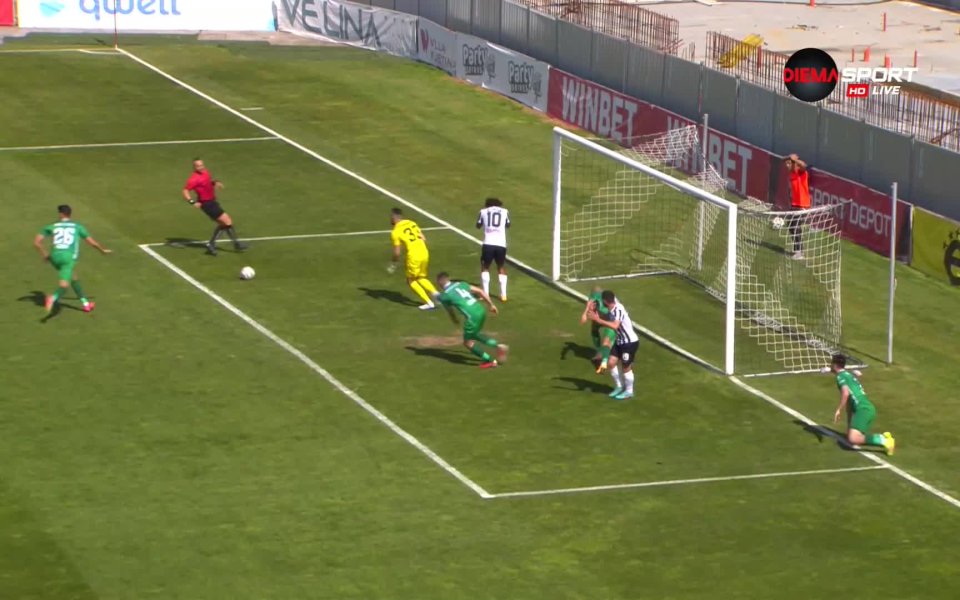 В 41-ата минута на мача Венсан Марсел кандидатства за пропуск