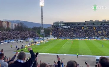 Привържениците на Левски продължиха своята традиция с фенерчетата в началото