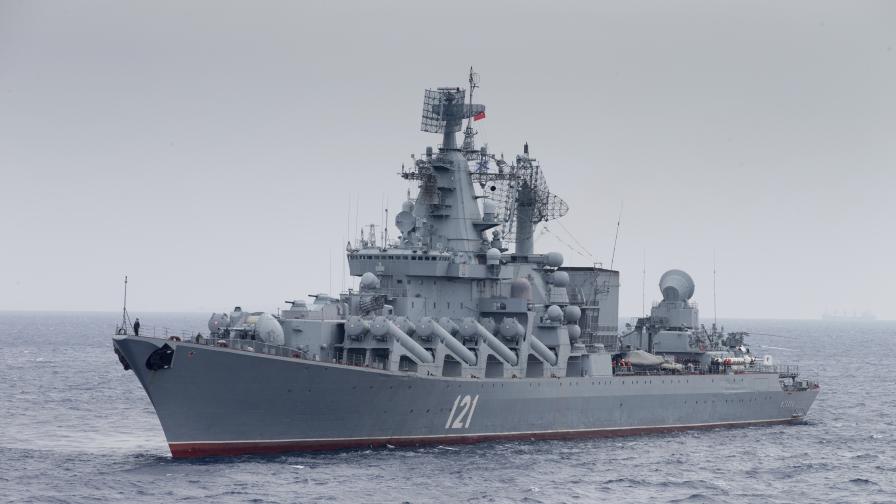 "Мисля, че те са някъде там, живи са": Каква е съдбата на руските моряци от крайцера "Москва"
