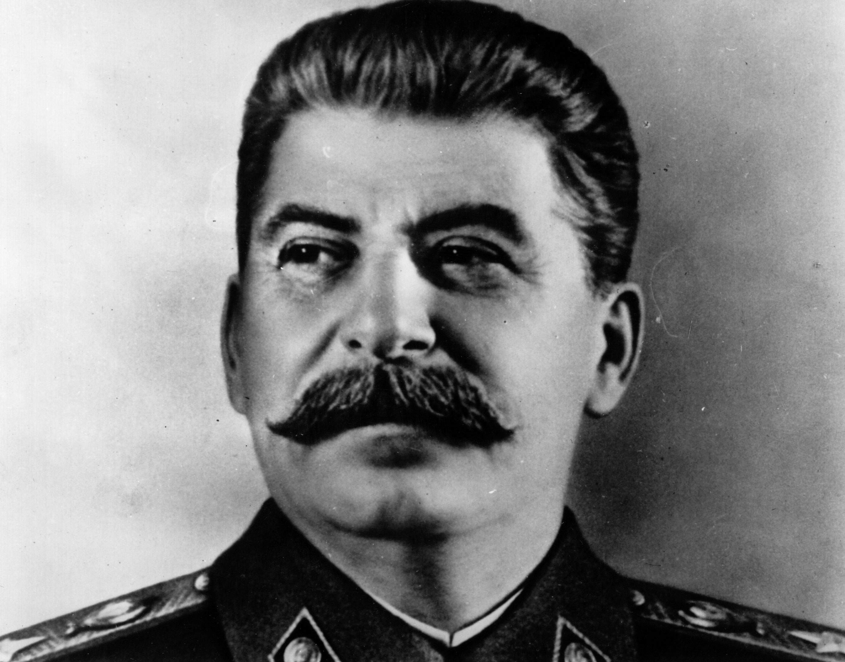 <p>Смятан за втория лидер на Съветския съюз, Сталин е известен със своята жестокост и сила, с превръщането на земеделската страна в индустриално общество и с победата над силите на Оста по време на Втората световна война. Сред любимите му ястия бил традиционен грузински десерт от ядки и карамел, напоени с мед. Празненствата на Сталин често продължавали около 6 часа, а на трапезата често присъствали грузински ястия и продукти като орехи, чесън, праскови и нар.</p>
