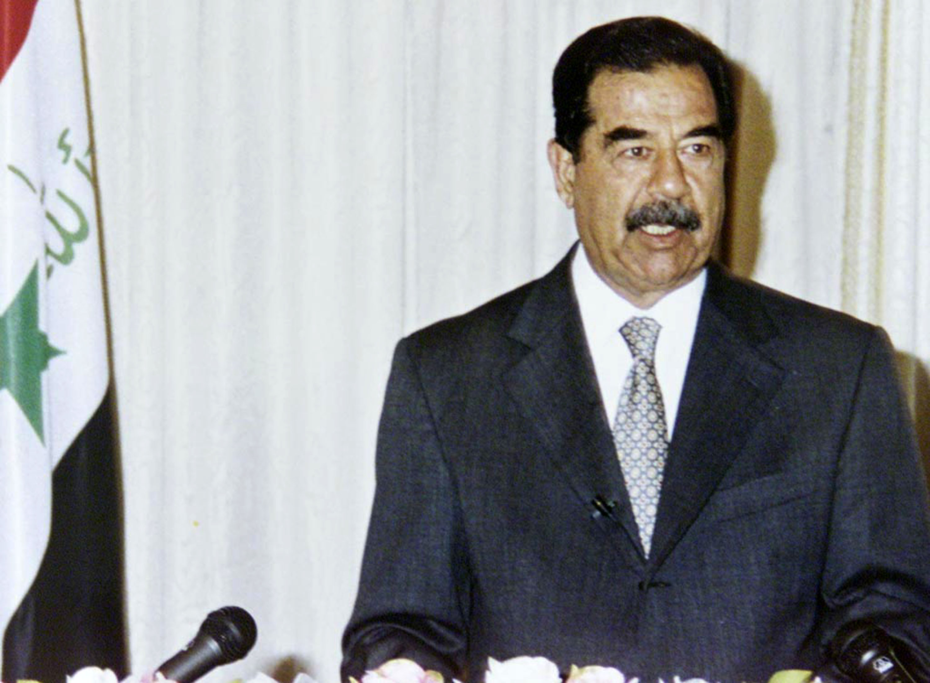 <p>Саддам Хюсеин е начело на Ирак между 1979 и 2003 г. Той обичал прясно и нетлъсто месо, както и пресни скариди и маслини, донесени направо от Голанските възвишения, а любимото му ястие било риба на пещ (masguf) - можел да я яде по всяко време на деня. Освен това той предпочитал възможно най-прясната риба и затова можел да събуди кухненския персонал в 5:00 или 6:00 часа сутринта, за да приготви уловената от него риба. Сред другите любими ястия на иракския президент били предимно местни ястия като бульон от бамя, супа от леща и рибена супа, разпространени в района на Тикрит, където е роден и израснал.</p>