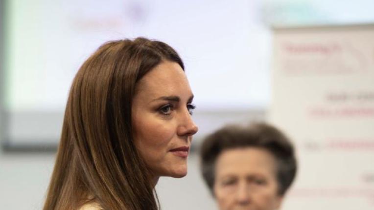  Кейт Мидълтън и принцеса Ан на посещаване в Кралски лицей по акушерство и гинекология 