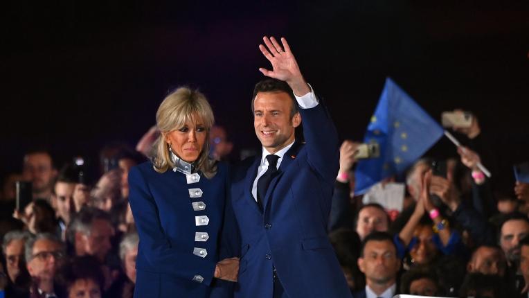 Координирани в тъмносиньо: Бриджит и Еманюел Макрон отпразнуваха преизбирането на френския президент