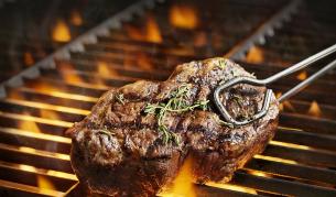 Вкусната коричка на месото – защо „златистият цвят“ крие риск от рак