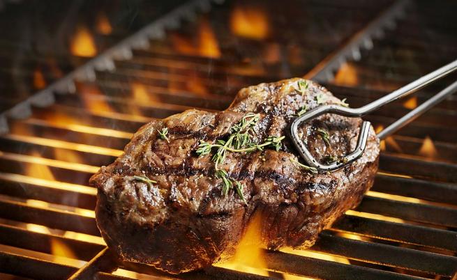 Вкусната коричка на месото – защо „златистият цвят“ крие риск от рак
