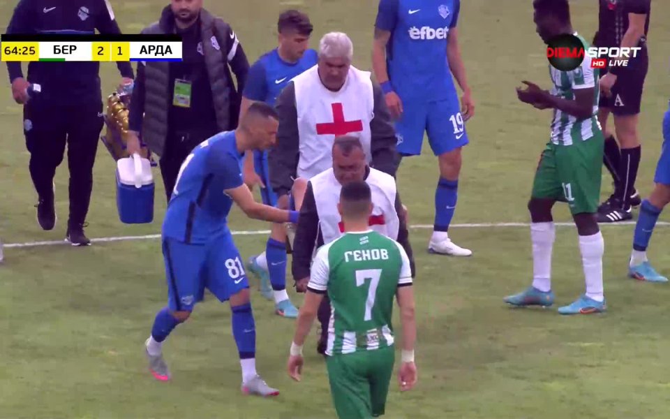 След половин час игра Алекс Петков контузи десния си глезен