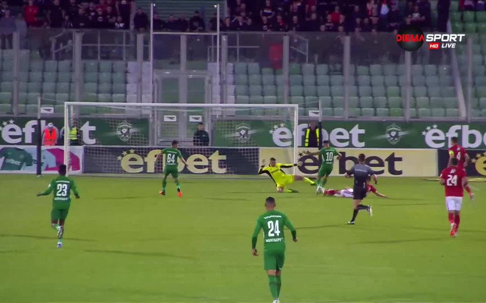 Спас Делев пресече неразчетено подаване на Росен Божинов и продължи