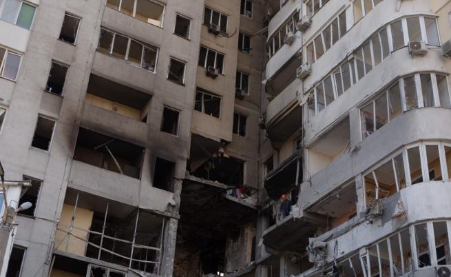 Украйна: Ракетен удар разруши жилищни сгради в Одеса