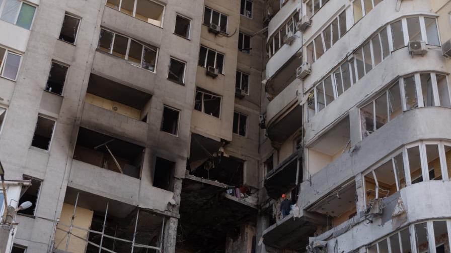 Украйна: Ракетен удар разруши жилищни сгради в Одеса