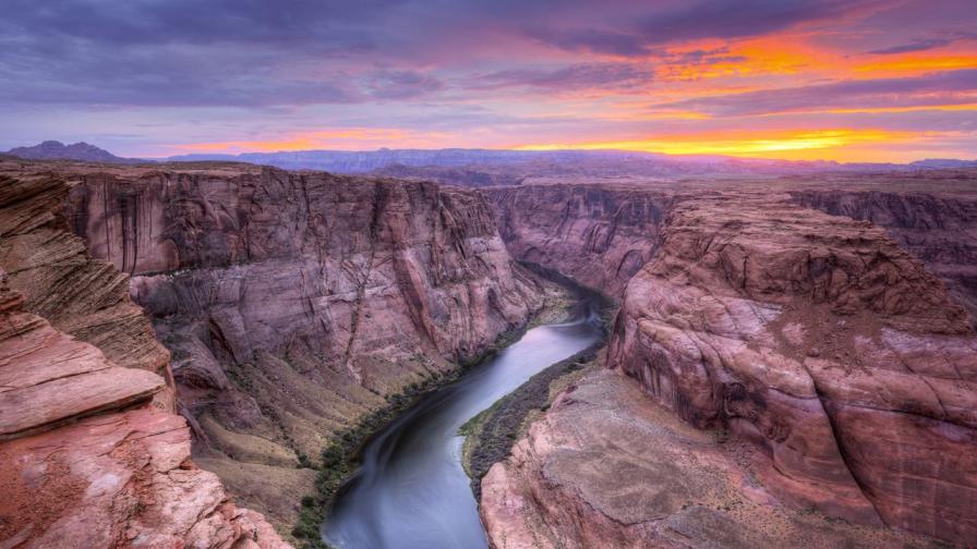 Една от най-любимите реки на американците, е именно Колорадо, тъй като  предоставя освен страхотни гледки и възможност за практикуване на разнообразни водни спортове. Нейното начало е от Скалистите планини в Колорадо, след което тече на югозапад и се влива в Калифорнийския залив.