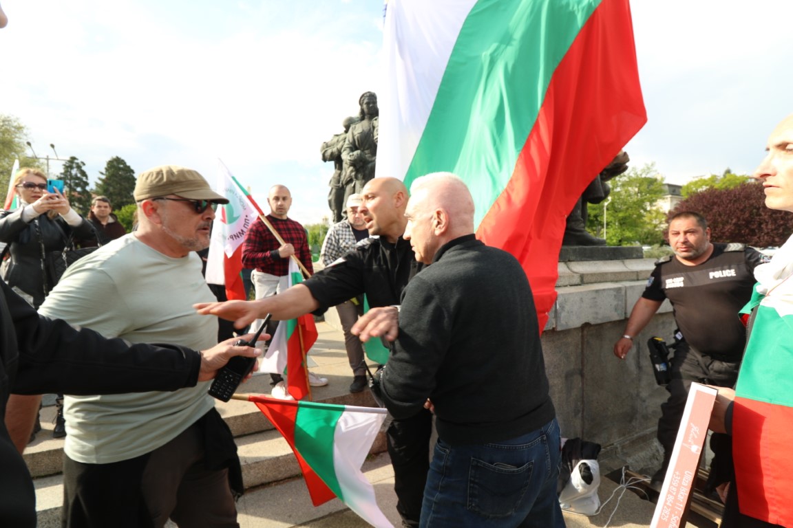 <p>Напрежение между протестите пред паметника на Съветската армия</p>