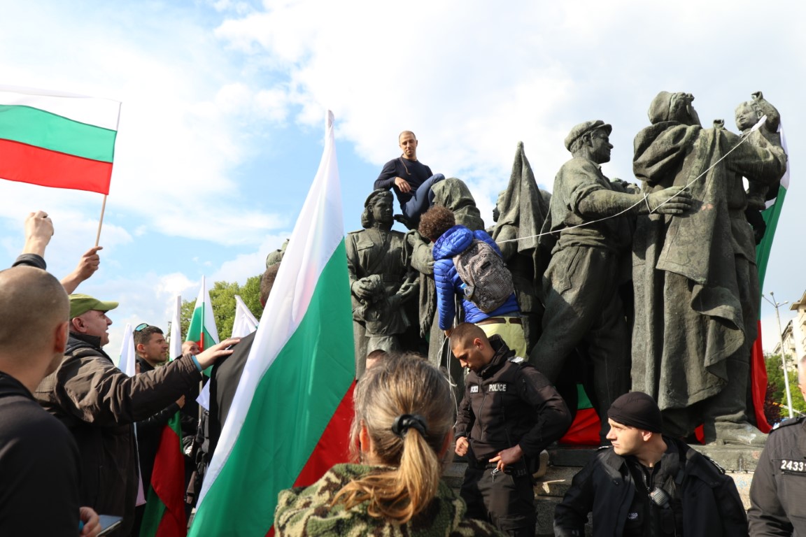 <p>Напрежение между протестите пред паметника на Съветската армия</p>