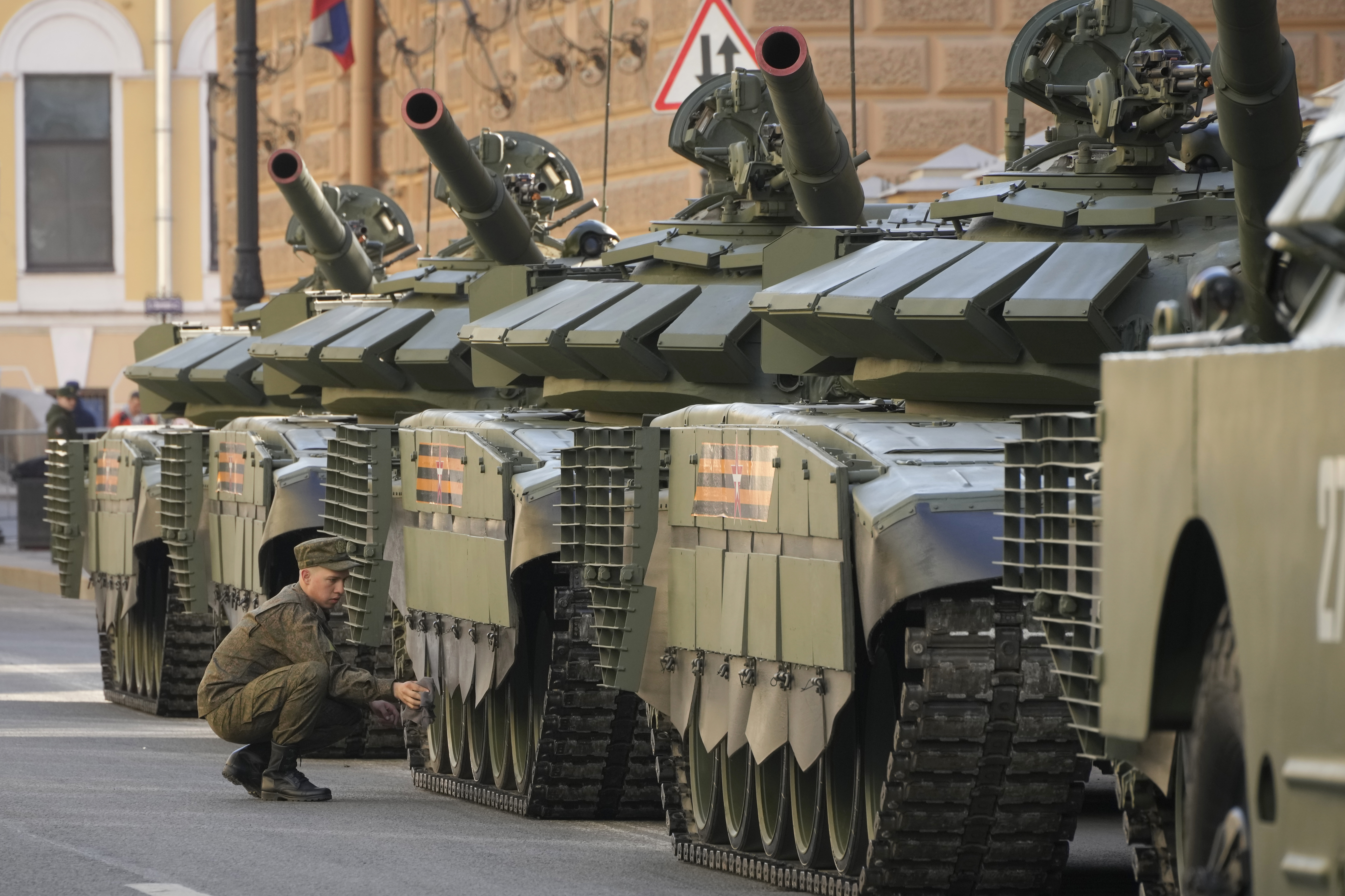 <p>На днешната репетиция по Червения площад в Москва преминаха междуконтинентални балистични ракети РС-24 &quot;Ярс&quot;, маршируващи войници и самоходни артилерийски установки, а в небето прелетяха военни самолети и хеликоптери.</p>