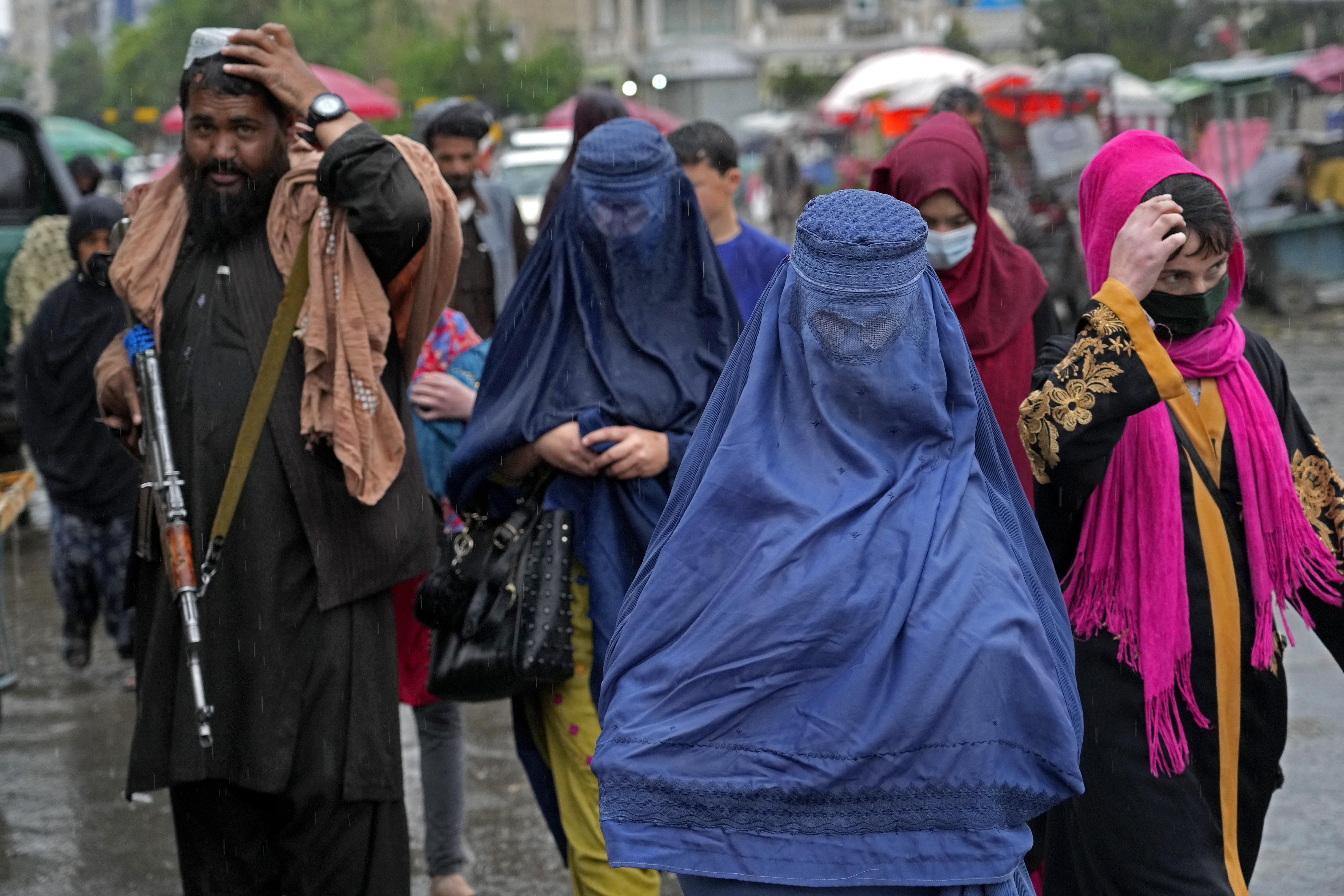 <p>Ръководството на афганистанските талибани нареди на всички афганистанки да ходят с бурка на обществени места. &quot;Жените, които не са много млади и не са много стари, трябва да закриват лицето си пред всички мъже, които не са членове на семейството&quot;, се казва в разпореждане на върховния лидер на талибаните.</p>
