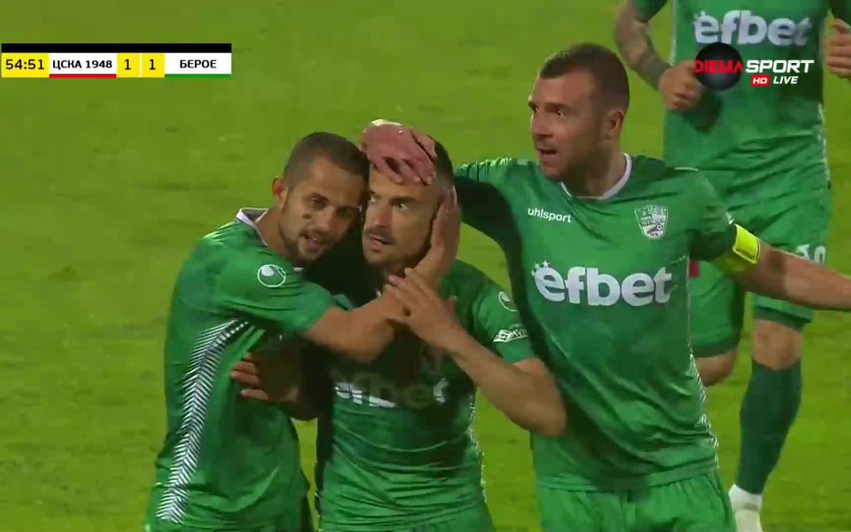 Симеон Мечев с фантастичен удар от 25 метра забоде топката