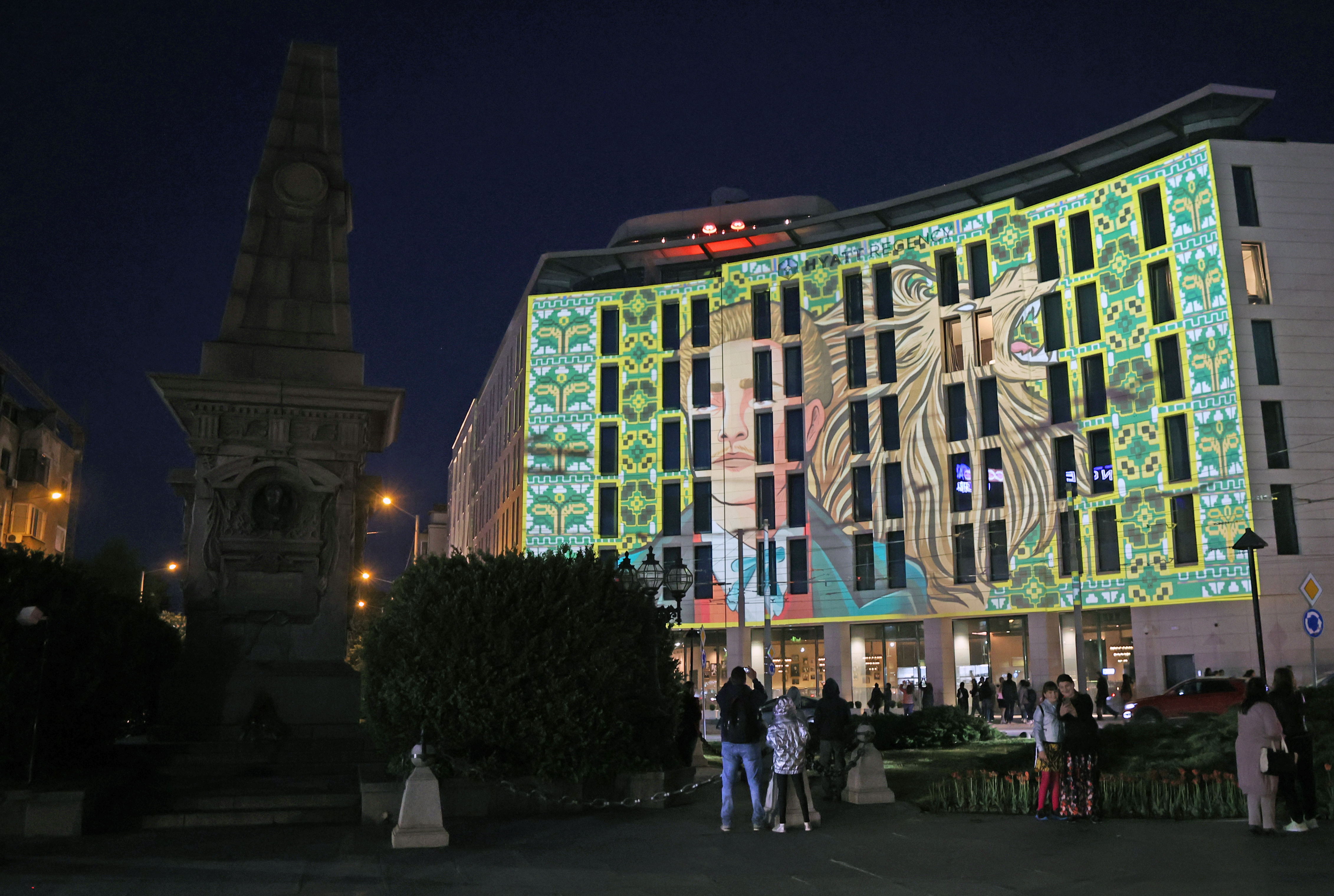 <p>Фестивалът на светлините Lunar преобразява централната част на София. Събитието представя визуално изкуството на артисти от Австралия, България, Индия, Испания, Франция и Швеция.</p>