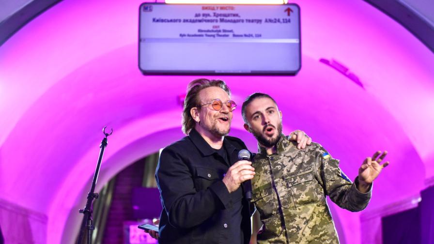 Боно от U2 с импровизиран концерт в метрото в Киев