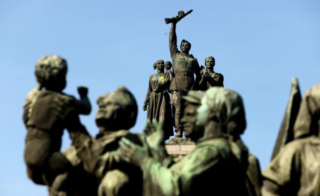 Дрон боядиса Паметника на Съветската армия с цветовете на Украйна