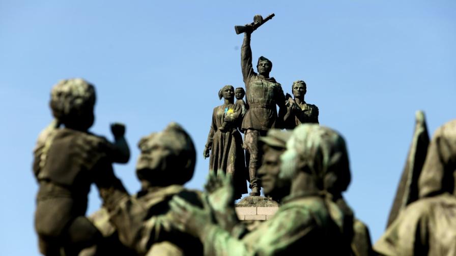 Дрон боядиса Паметника на Съветската армия с цветовете на Украйна