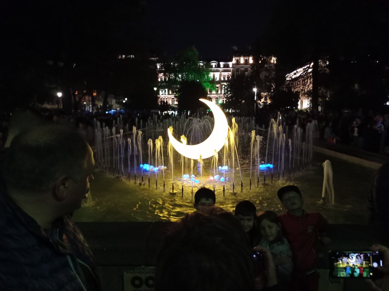 <p>Фестивалът на светлините Lunar преобрази централната част на София. Събитието представи визуално изкуството на артисти от Австралия, България, Индия, Испания, Франция и Швеция</p>