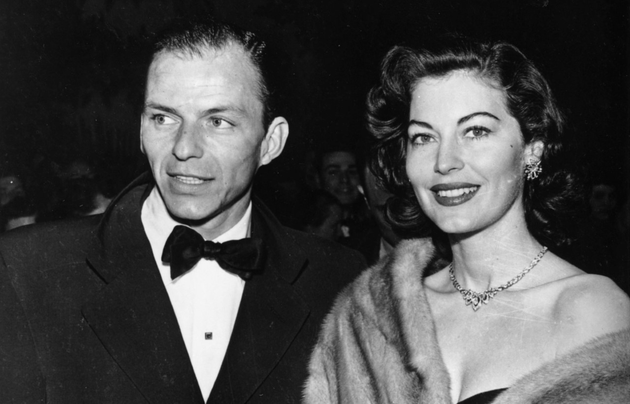 <p>Франк Синатра и Ава Гарднър: Певецът и актрисата имали връзка, докато Франк Синатра все още бил женен за първата си съпруга Нанси.&nbsp;В крайна сметка той напуснал Нанси заради Ава Гарднър, за която се жени през 1951 г. Драмата не спират дотук.&nbsp;Синатра изневерил и на Гарднър, така че те се развели през 1957 г.</p>