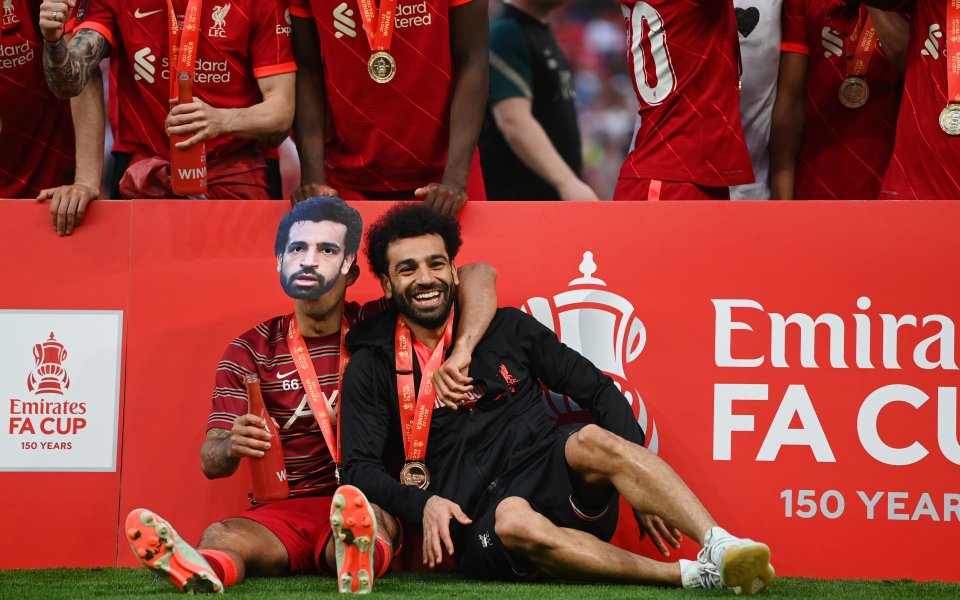 Радостта и награждаването на играчите на Ливърпул след триумфа над Челси във ФА Къп, 14.05.2022 г.