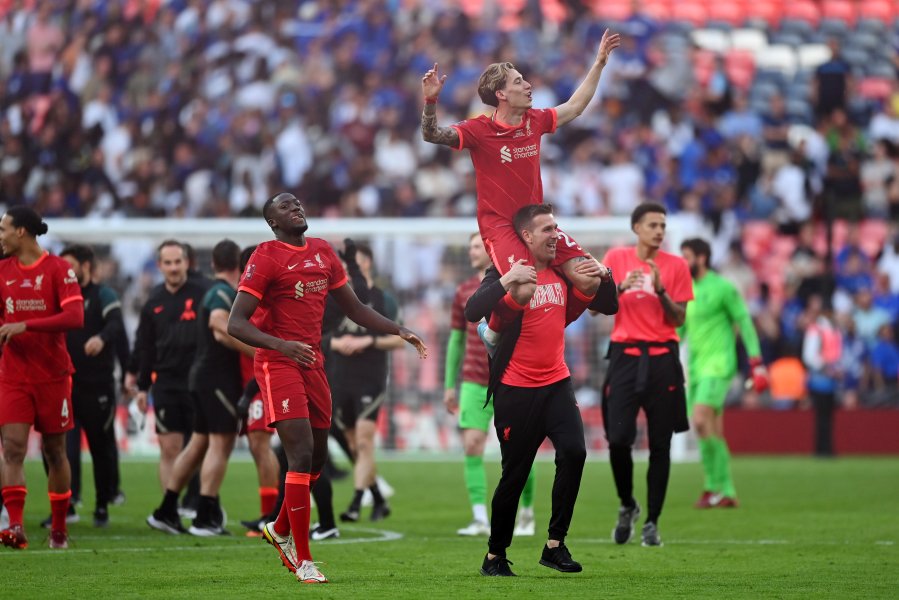Радостта и награждаването на играчите на Ливърпул след триумфа над1