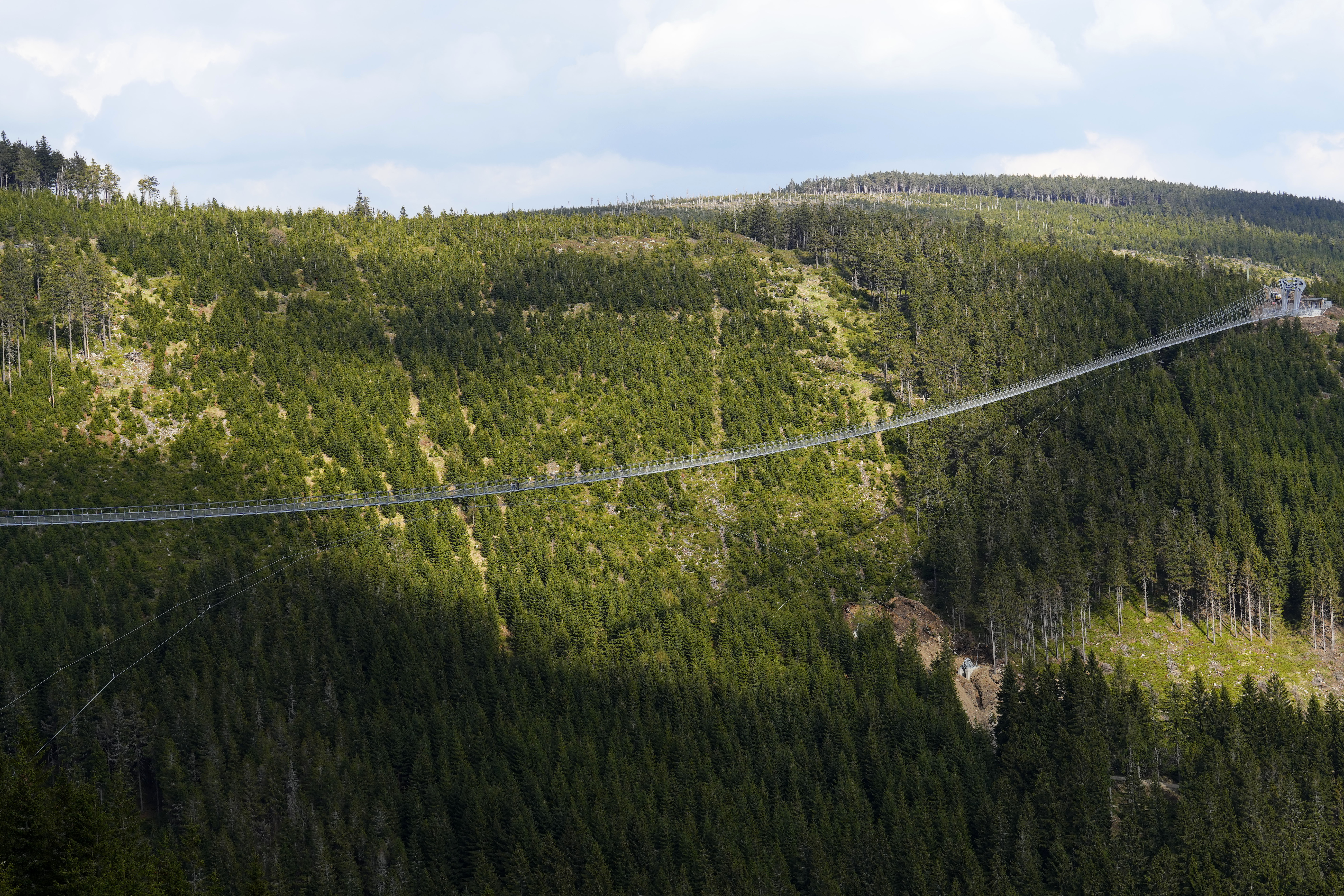 <p>Най-дългият висящ пешeходен мост в света бе открит в Чехия. Съоръжението е с дължина от 721 метра и виси на 95 метра над земята в най-високата си точка. То свързва два планински хребета и е на повече от 1100 метра надморска височина. Наречено е &quot;Небесен мост 721&quot; и се намира в североизточната част на Чехия, в планината Кралички Снежник, близо до границата с Полша.</p>