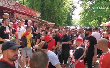 Стотици фенове на ЦСКА извиха опашки пред касите на Българска