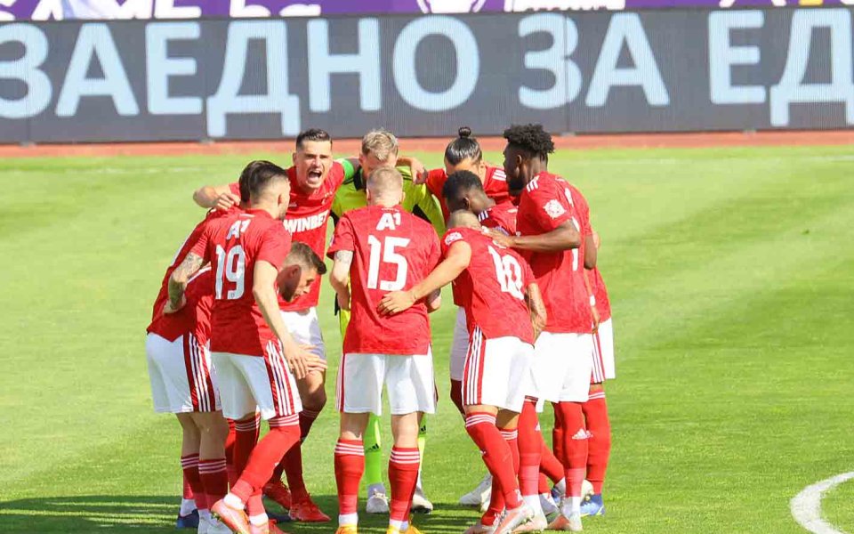Половин дузина футболисти на ЦСКА няма да останат с отбора