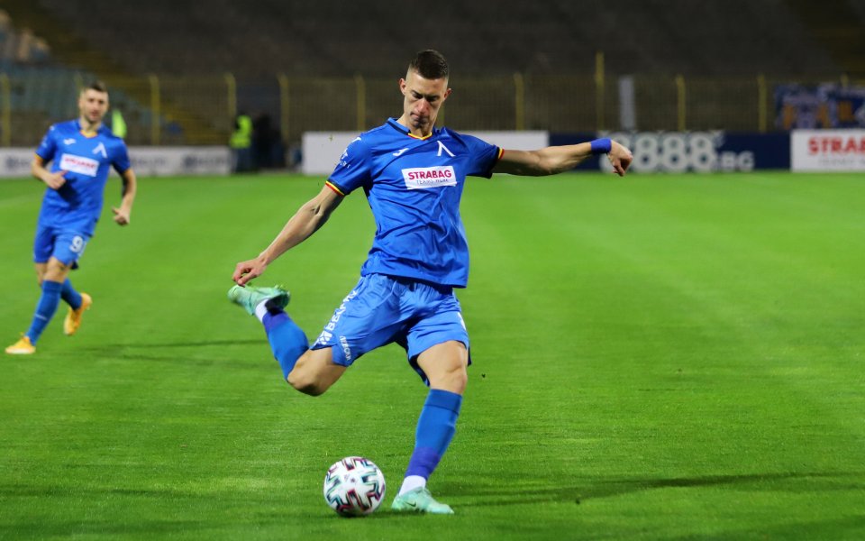 Няколко западноевропейски клуба следят полузащитника на Левски Андриан Краев. Представители